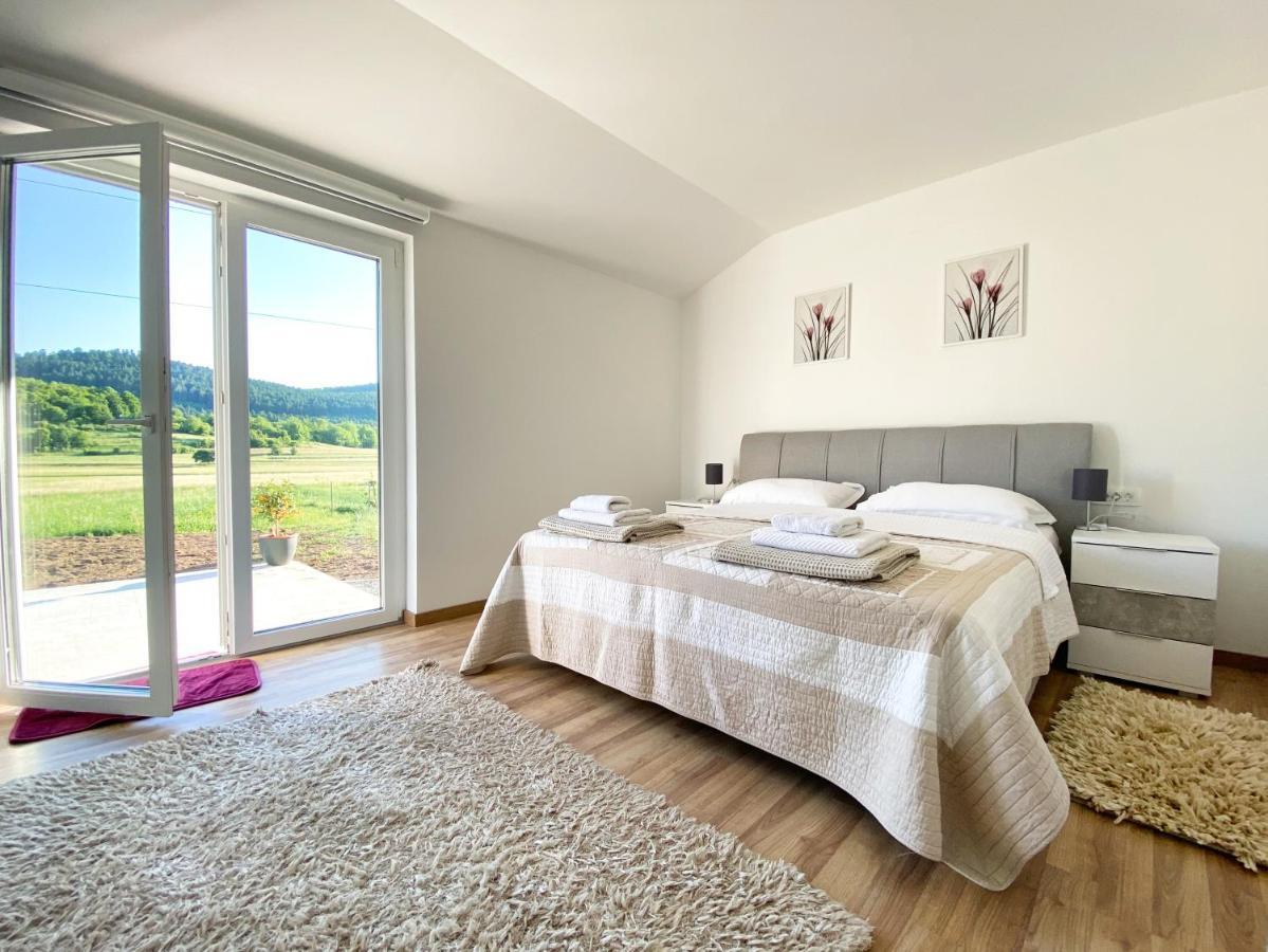 Apartman Fenestra S Terasom I Pogledom Na Gacku Otocac Exterior photo